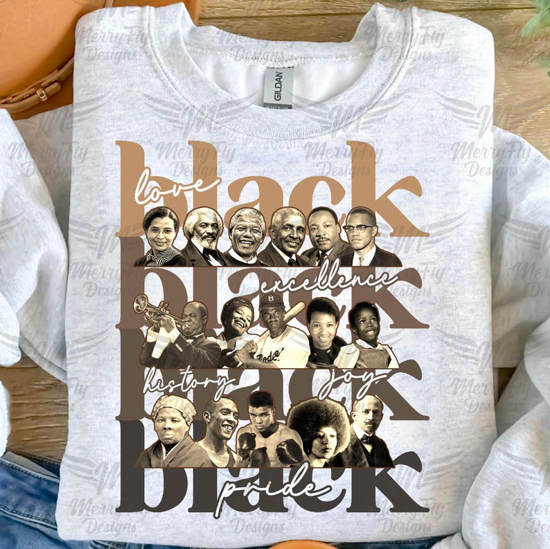 K&ouml;nnte beinhalten: Hellgraues Sweatshirt mit einem grafischen Design. Das Design zeigt das Wort "Black" in verschiedenen Braunt&ouml;nen sowie die W&ouml;rter "love", "excellence", "history", "joy" und "pride". Portr&auml;ts bemerkenswerter Pers&ouml;nlichkeiten sind enthalten.