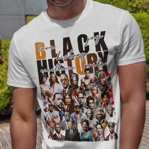 Pu&ograve; includere: T-shirt bianca con un collage di personaggi storici e le parole "Black History" in nero e arancione. Ulteriori parole includono "love, joy, excellence, pride". La maglietta ha un girocollo e maniche corte.