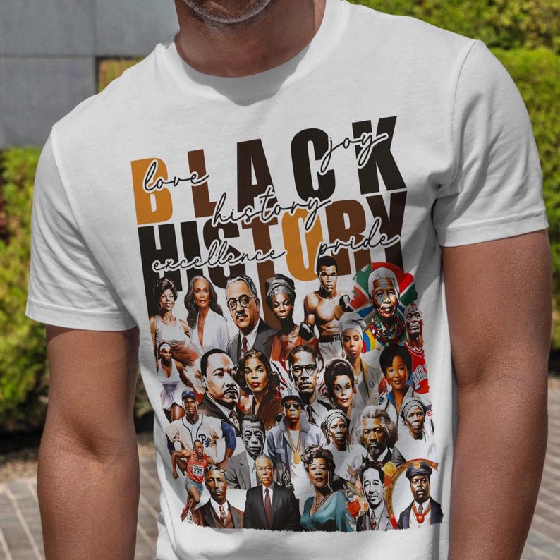 Pu&ograve; includere: T-shirt bianca con un collage di personaggi storici e le parole "Black History" in nero e arancione. Ulteriori parole includono "love, joy, excellence, pride". La maglietta ha un girocollo e maniche corte.