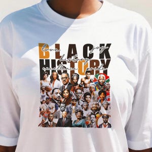 Pu&ograve; includere: T-shirt bianca con una grafica che celebra la storia dei neri. Il design include le parole "Black History" in grassetto, insieme alle parole "love, joy, excellence, pride". La maglietta presenta un collage di ritratti.