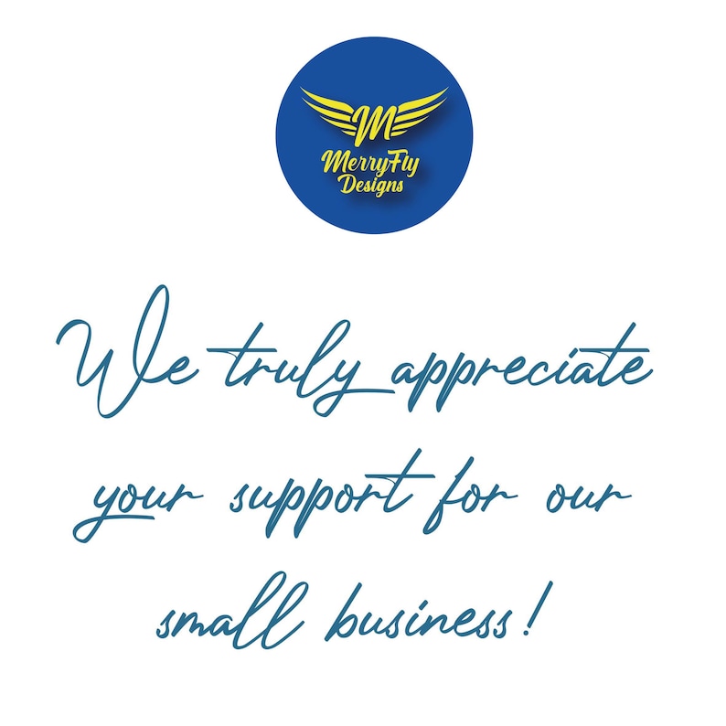 Pu&ograve; includere: Grafica con il testo "Apprezziamo molto il tuo supporto per la nostra piccola impresa!" in carattere turchese. Un cerchio blu in alto mostra il logo MerryFly Designs in giallo.