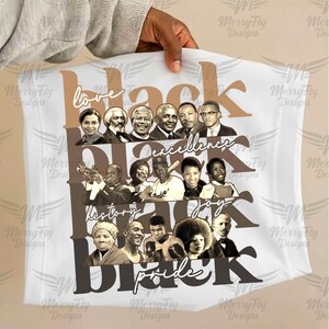 K&ouml;nnte beinhalten: Wei&szlig;es T-Shirt mit einem grafischen Design, das das Wort "Black" in gro&szlig;en Buchstaben zeigt, &uuml;berlagert mit "love", "excellence", "history", "joy" und "pride". Das Design enth&auml;lt Portr&auml;ts prominenter schwarzer Pers&ouml;nlichkeiten.