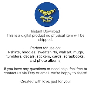 Pu&ograve; includere: Grafica digitale con il testo "Merry Fly Designs" in un cerchio blu con un design ad ala gialla. Il testo indica che si tratta di un download immediato per magliette, felpe con cappuccio e altri articoli.