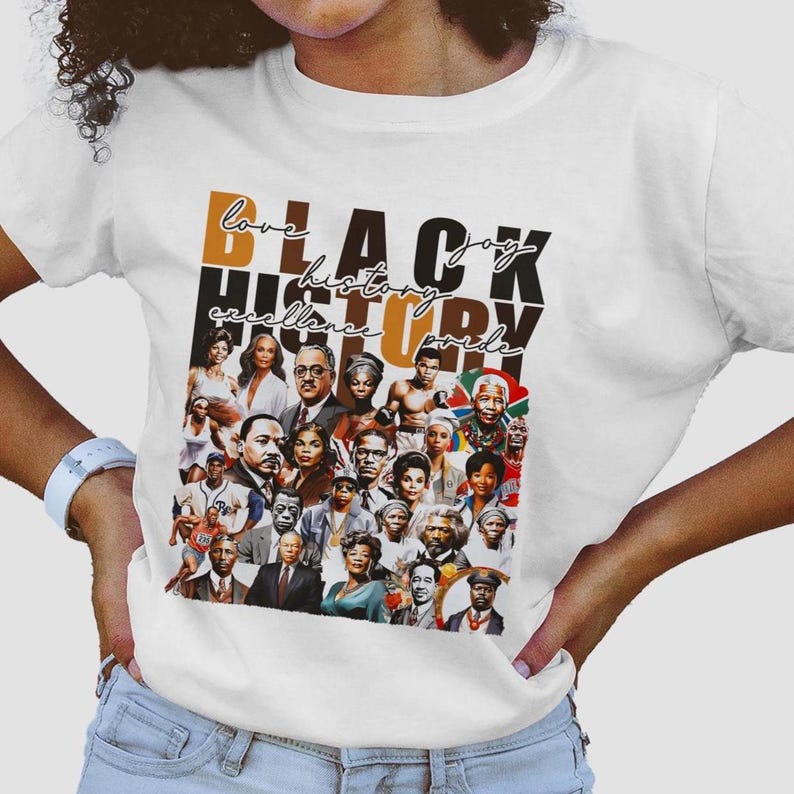 Pu&ograve; includere: T-shirt bianca con un collage di importanti figure nere e le parole "Black History" in un font multicolore. La maglietta include anche le parole "love, joy, excellence, pride".
