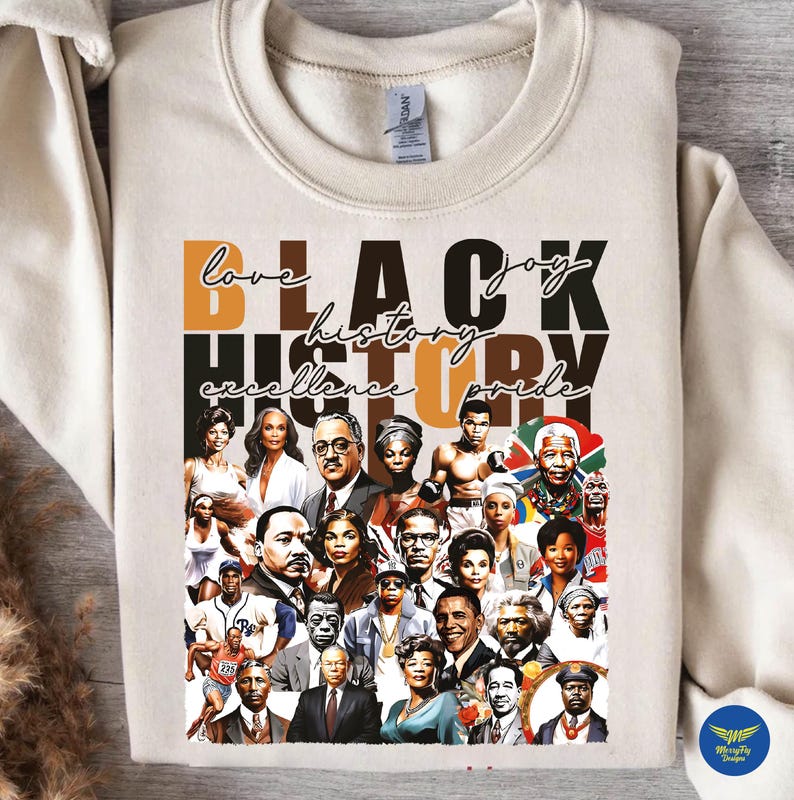Pu&ograve; includere: Felpa beige con un collage di ritratti di importanti figure nere. Le parole "love, joy, history, excellence, pride" sono stampate in nero, marrone e arancione. La felpa &egrave; a girocollo.