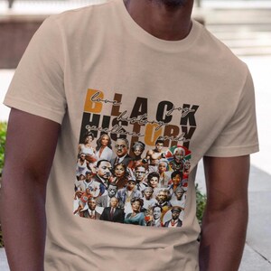 Pu&ograve; includere: T-shirt beige con un collage di personaggi storici neri. La maglietta presenta le parole "Black History" in un design a strati, con le parole aggiuntive "love, joy, excellence, pride". Il design include ritratti di vari personaggi storici.