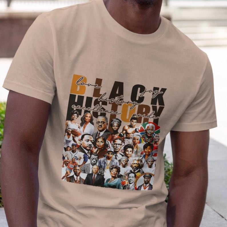 Pu&ograve; includere: T-shirt beige con un collage di personaggi storici neri. La maglietta presenta le parole "Black History" in un design a strati, con le parole aggiuntive "love, joy, excellence, pride". Il design include ritratti di vari personaggi storici.
