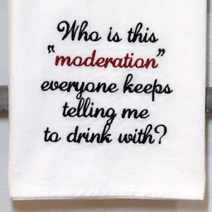 Serviette pour sac de farine brodée à la machine Qui est cette MODÉRATION avec laquelle tout le monde me dit de boire ? Bar, torchon, plat, cuisine, vin, cave