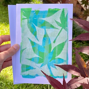 Handgemaakte botanische monoprintkaart – groene en blauwe gelplaat esdoornbladprint, blanco wenskaart, inlijstbare natuurminikunst