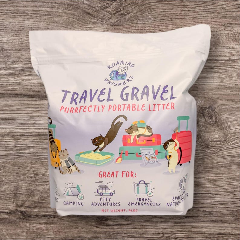 Op de afbeelding: Witte zak "Travel Gravel" kattenbakvulling met illustraties van katten en bagage. Tekst bevat "Purrfectly Portable Litter" en "Great For: Camping, City Adventures, Travel Emergencies, Evacuations". Nettogewicht: 1,8 kg.