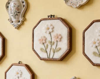 Cornice ricamata con bouquet personalizzato di margherite | Cornice con fiori in feltro bianco e rosa | Decorazioni murali in feltro