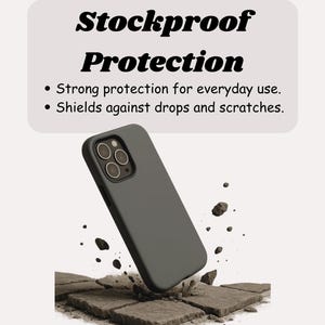 Op de afbeelding: Een donkergrijze telefoonhoes met een matte afwerking, iets naar links gekanteld, met de tekst "Stockproof Protection" erboven. De tekst eronder luidt "Sterke bescherming voor dagelijks gebruik" en "Beschermt tegen vallen en krassen."