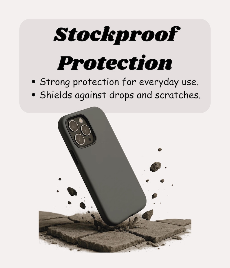 Op de afbeelding: Een donkergrijze telefoonhoes met een matte afwerking, iets naar links gekanteld, met de tekst "Stockproof Protection" erboven. De tekst eronder luidt "Sterke bescherming voor dagelijks gebruik" en "Beschermt tegen vallen en krassen."