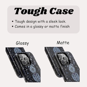 Op de afbeelding: Zwarte telefoonhoesjes met een glas-in-lood ontwerp, verkrijgbaar in glanzende of matte afwerkingen. De hoesjes hebben een stevig ontwerp met een strakke uitstraling. De tekst "Tough Case" staat bovenaan de afbeelding.