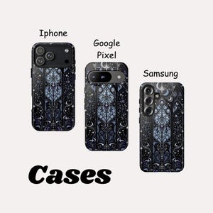 Op de afbeelding: Telefoonhoesjes voor iPhone, Google Pixel en Samsung telefoons. De hoesjes hebben een donker, sierlijk ontwerp met een glas-in-lood effect in blauw, zwart en wit. Het woord "Cases" staat in een gestileerd lettertype onderaan.
