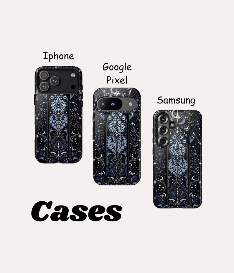 Op de afbeelding: Telefoonhoesjes voor iPhone, Google Pixel en Samsung telefoons. De hoesjes hebben een donker, sierlijk ontwerp met een glas-in-lood effect in blauw, zwart en wit. Het woord "Cases" staat in een gestileerd lettertype onderaan.