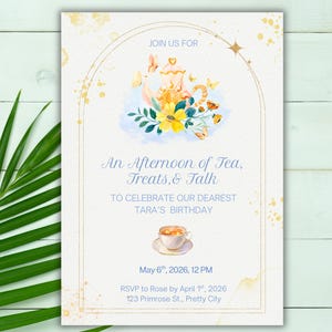 Könnte beinhalten: Eine Einladungskarte mit Aquarelldesign. Sie zeigt eine Teekanne, Schmetterlinge und Blumen. Der Text lautet "Ein Nachmittag mit Tee, Leckereien & Gesprächen" zur Feier eines Geburtstags. Datum und Uhrzeit sind ebenfalls angegeben.