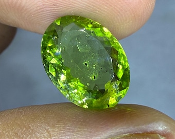 Pierre précieuse péridot ovale : cristal vert naturel, pierre de naissance d'août (6,50 ct)