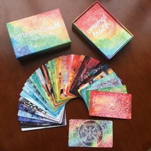 The Untamed Truth Oracle-kaarten met holografische regenboogranden door Tree Talker Art Rachael Caringella