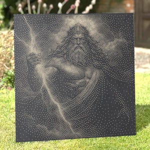Könnte beinhalten: Eine quadratische schwarze Platte mit einem Bild im Pointillismus-Stil, das aus zahlreichen kleinen goldenen Punkten besteht. Das Design zeigt eine bärtige Figur mit langem Haar, die einen Stab oder Speer hält, dargestellt durch variierende Punktdichte.