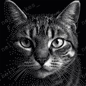 以下が含まれることがあります： 点描パターンで描かれた猫の顔の白黒グラフィックデザイン。尖った耳、詳細な目、ひげを持つ猫が描かれており、背景は無地の黒で、neil_makes_というテキストが繰り返し配置されています。