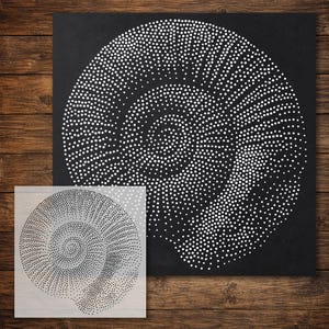 Puede incluir: Una plantilla cuadrada con un diseño puntillista de una concha en espiral. El patrón está compuesto por numerosos puntos pequeños y uniformemente espaciados que forman la silueta de una concha de nautilo. La plantilla es semitransparente.