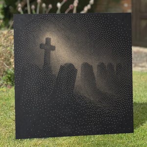 Peut inclure: Un panneau carré noir présentant un motif en pointillés réalisé avec de petits points clairs. Le dessin forme la silhouette d'une croix entourée de plusieurs pierres tombales, la densité des points créant un effet de lumière rayonnante.