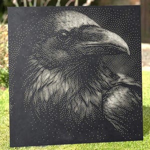 以下が含まれることがあります： 横顔のワタリガラスの頭部を描いた点描画が施された正方形の黒いパネル。多数の小さな白い点が密度を変えて配置されており、鳥の羽や嘴の形状、質感、陰影を表現しています。