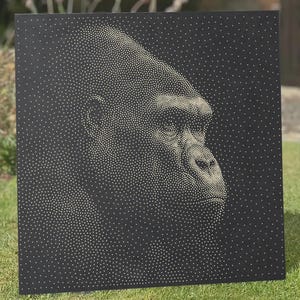 Peut inclure: Une œuvre d'art murale carrée noire représentant le portrait de profil d'un gorille, réalisé avec une technique de pointillisme utilisant de petits points blancs. La densité des points varie pour former les traits du visage et les ombres.