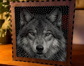 Lámpara de ambiente Wolf Stipple / Lámpara de caja de sombra de nogal y cristal espejado / Hecha a mano en el Reino Unido