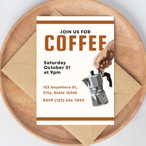 Może przedstawiać: Zaproszenie na kawę na drewnianej tacy. Karta zawiera słowa "JOIN US FOR COFFEE" w kolorze brązowym. Zawiera datę, godzinę, adres i informacje RSVP. Ręka trzyma srebrny ekspres do kawy.