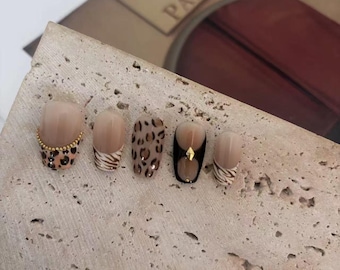 Uñas postizas con estampado de leopardo marrón: un elegante diseño de uñas con motivos animales.