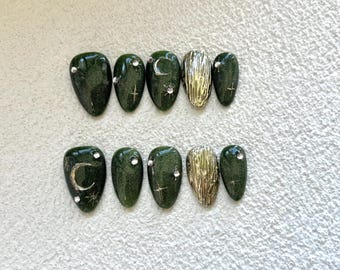 Unghie finte verde smeraldo: unghie a mandorla color cromo e luna dipinte a mano