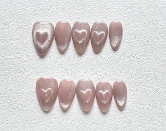 Uñas postizas de ojo de gato con forma de corazón rosa: almendra corta, lujosas y hechas a mano.