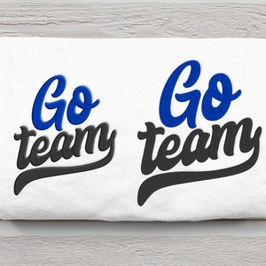 Può includere: Maglietta bianca con la frase "Go Team" in lettere blu e nere.