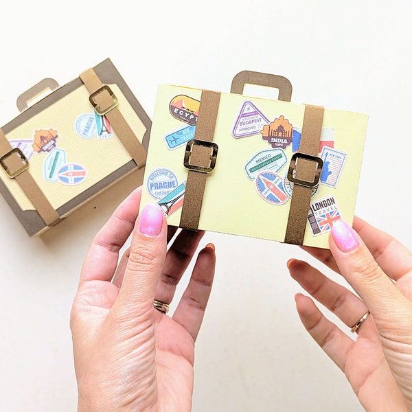 3D-papieren koffer geschenkdoos SVG-bestand met afdrukbare PNG-reisstickers