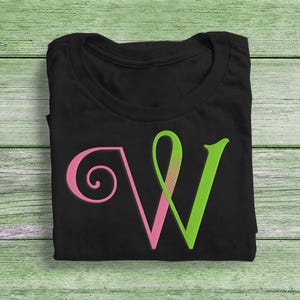 Puede incluir: Camiseta negra con una letra "W" estilizada en rosa y verde en la parte delantera.