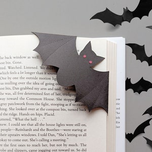 Zakładka do książki „Bat Papercut Corner” w formacie SVG