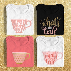 Puede incluir: Cuatro camisetas dobladas con diseños temáticos de té. Dos camisetas blancas y una coral presentan un gráfico de taza de té rosa con la frase "What's the Tea?". La cuarta camiseta es negra con letras doradas.
