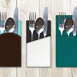 Puede incluir: Tres porta tarjetas de mesa de tela con un bolsillo para cubiertos. Los porta tarjetas son de color turquesa, blanco y marrón. Cada porta tarjetas tiene un bolsillo para un cuchillo, un tenedor y una cuchara.