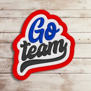 Op de afbeelding: Een geborduurde patch met de tekst "Go Team" in een gestileerd lettertype, met rode, witte en blauwe stiksels.
