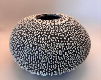 Impresionante cuenco de arcilla oscura con vetas blancas, 20 cm de diámetro, 13 cm de alto.