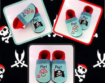 TinyToes Krabbelpuschen/Krabbelschuhe mit Namen und Motiv Pirat und Flagge