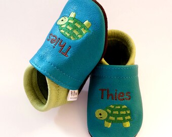 TinyToes Krabbelpuschen/Krabbelschuhe mit Namen und Motiv Schildkröte