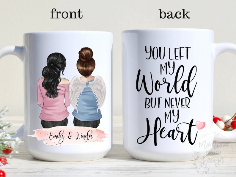 Puede incluir: Taza de cer&aacute;mica blanca con un dise&ntilde;o de dos figuras, una con alas de &aacute;ngel, y el texto "You Left My World But Never My Heart." La parte delantera de la taza tiene los nombres "Emily & Linda."