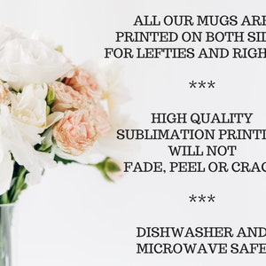 Peut inclure: Des fleurs blanches et roses dans un vase en verre transparent. Le texte indique : "Tous nos mugs sont imprim&eacute;s des deux c&ocirc;t&eacute;s pour les gauchers et les droitiers. *** Impression par sublimation de haute qualit&eacute; qui ne se d&eacute;colore pas, ne se d&eacute;colle pas et ne se fissure pas. *** Passe au lave-vaisselle et au micro-ondes."