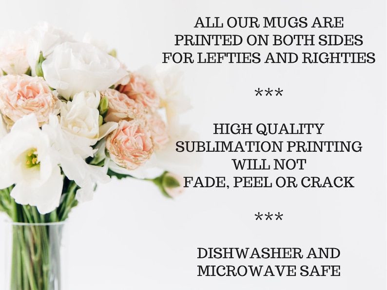 Peut inclure: Des fleurs blanches et roses dans un vase en verre transparent. Le texte indique : "Tous nos mugs sont imprim&eacute;s des deux c&ocirc;t&eacute;s pour les gauchers et les droitiers. *** Impression par sublimation de haute qualit&eacute; qui ne se d&eacute;colore pas, ne se d&eacute;colle pas et ne se fissure pas. *** Passe au lave-vaisselle et au micro-ondes."