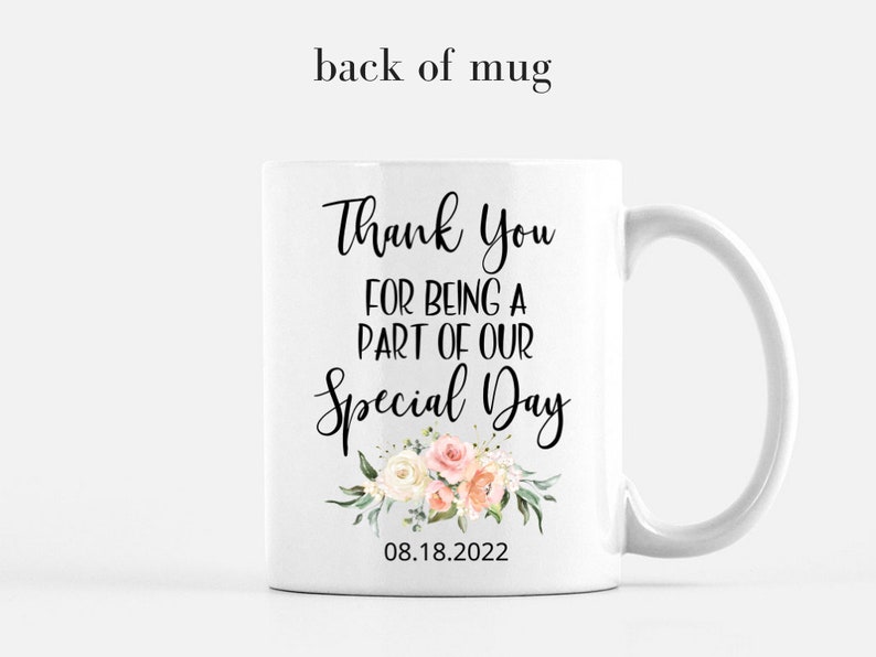 K&ouml;nnte beinhalten: Wei&szlig;e Keramiktasse mit einem schwarzen Blumenmuster und dem Text "Thank You for being a part of our Special Day" und dem Datum "08.18.2022".