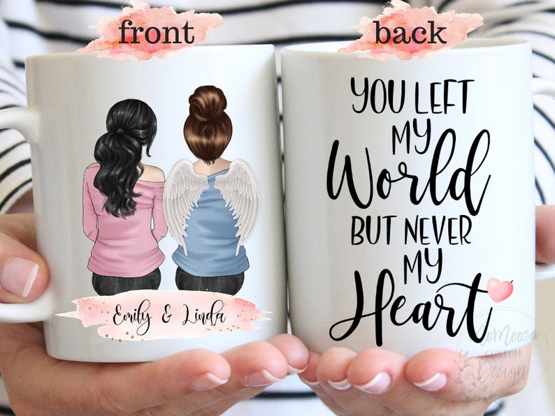 Puede incluir: Taza de cer&aacute;mica blanca con un dise&ntilde;o de dos figuras, una con alas de &aacute;ngel. La parte delantera de la taza tiene los nombres "Emily & Linda". La parte trasera de la taza tiene el texto "You left my world but never my heart".