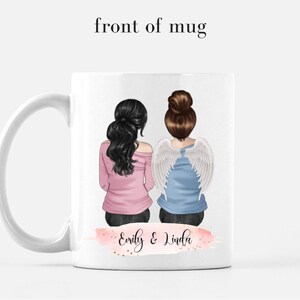 Puede incluir: Taza de cer&aacute;mica blanca con ilustraciones de dos mujeres de espaldas. Una mujer tiene el pelo negro y una blusa rosa, la otra tiene el pelo casta&ntilde;o y alas de &aacute;ngel. La taza tiene el texto "Emily & Linda" sobre un dise&ntilde;o de acuarela rosa.